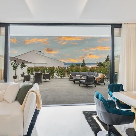 Matos Estate Zadarvillas וילה דיקלו